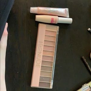 Lipgloss concealer and eyeshadow palette